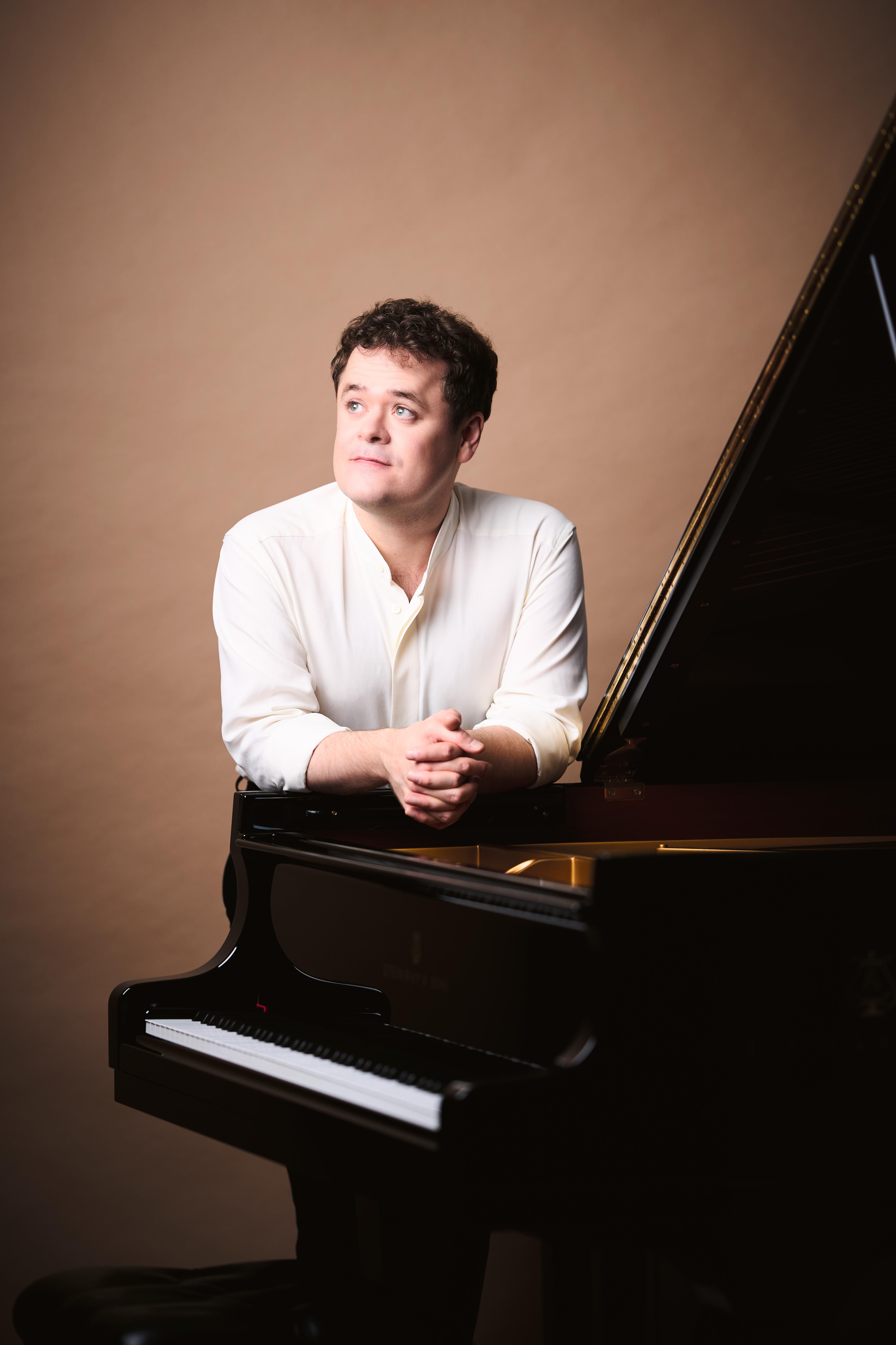 Benjamin Grosvenor signs to Askonas Holt - Benjamin Grosvenor | Askonas Holt, image size:4519x6779