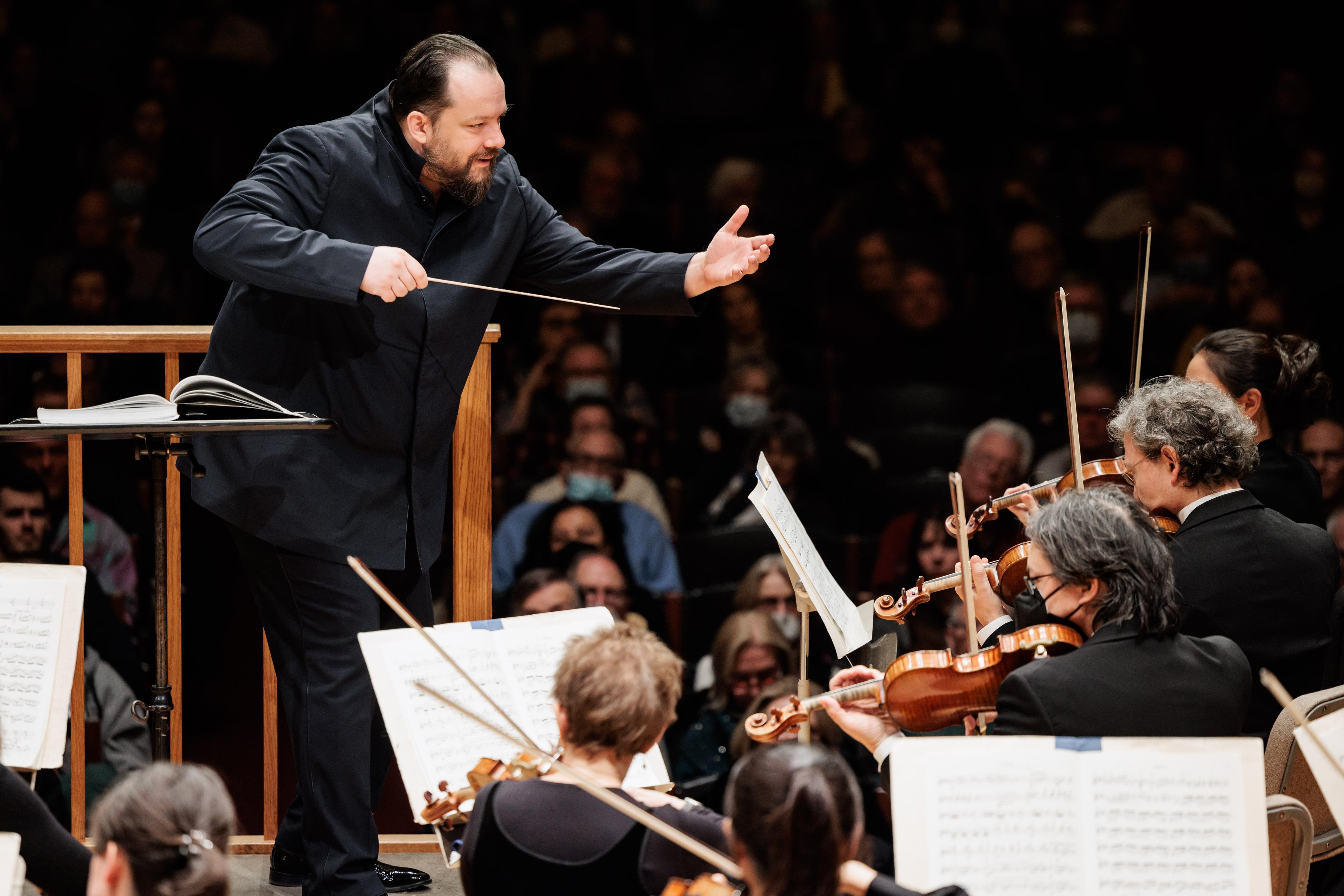 Andris Nelsons conducting the orchestra on stage