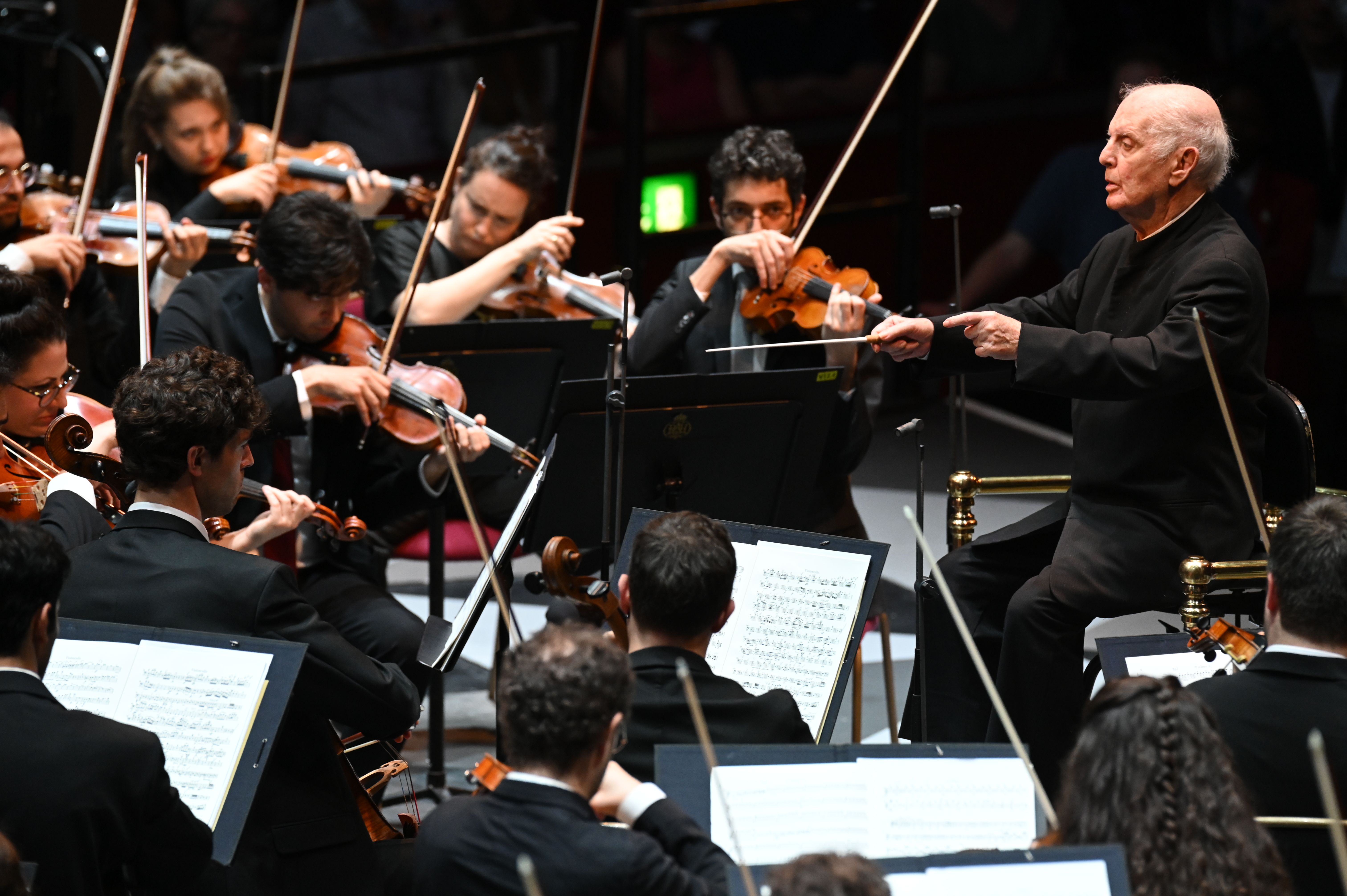 (未使用･未開封品)West-Eastern Divan Orchestra at the BBC Proms [DVD] Amazon.com: West-Eastern Divan Orchestra at the BBC Proms
