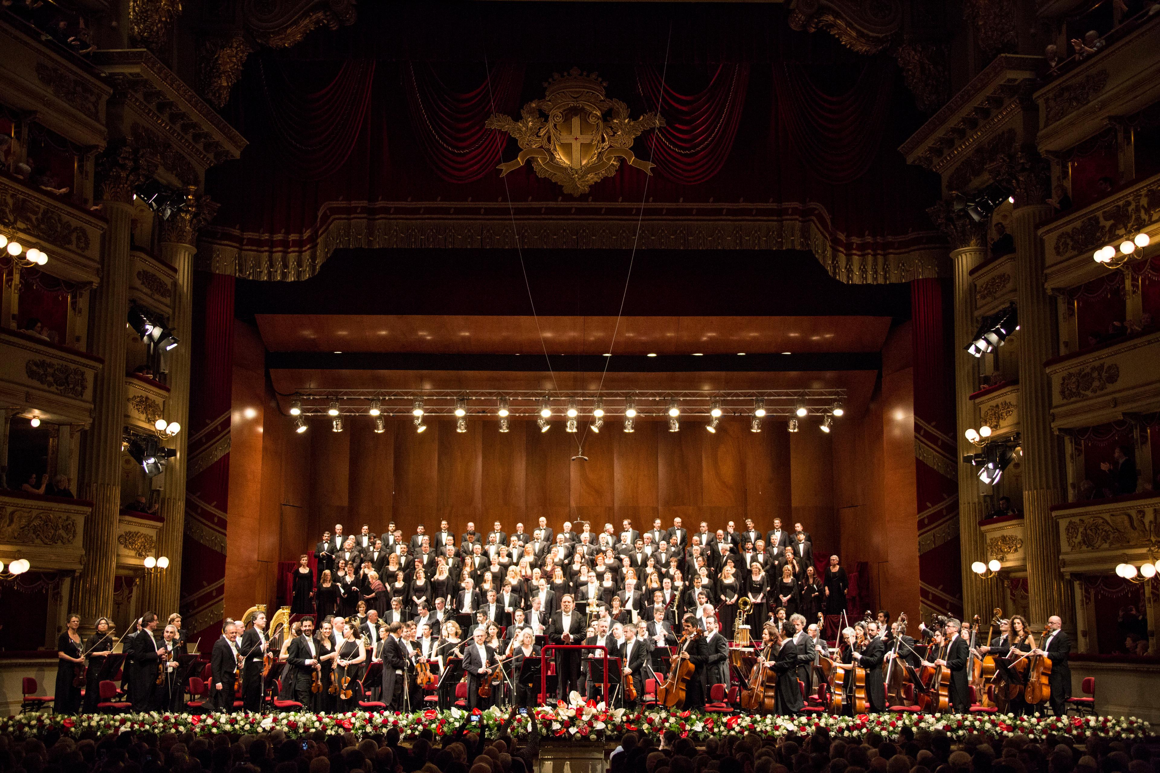 Teatro alla Scala on stage with the choir 