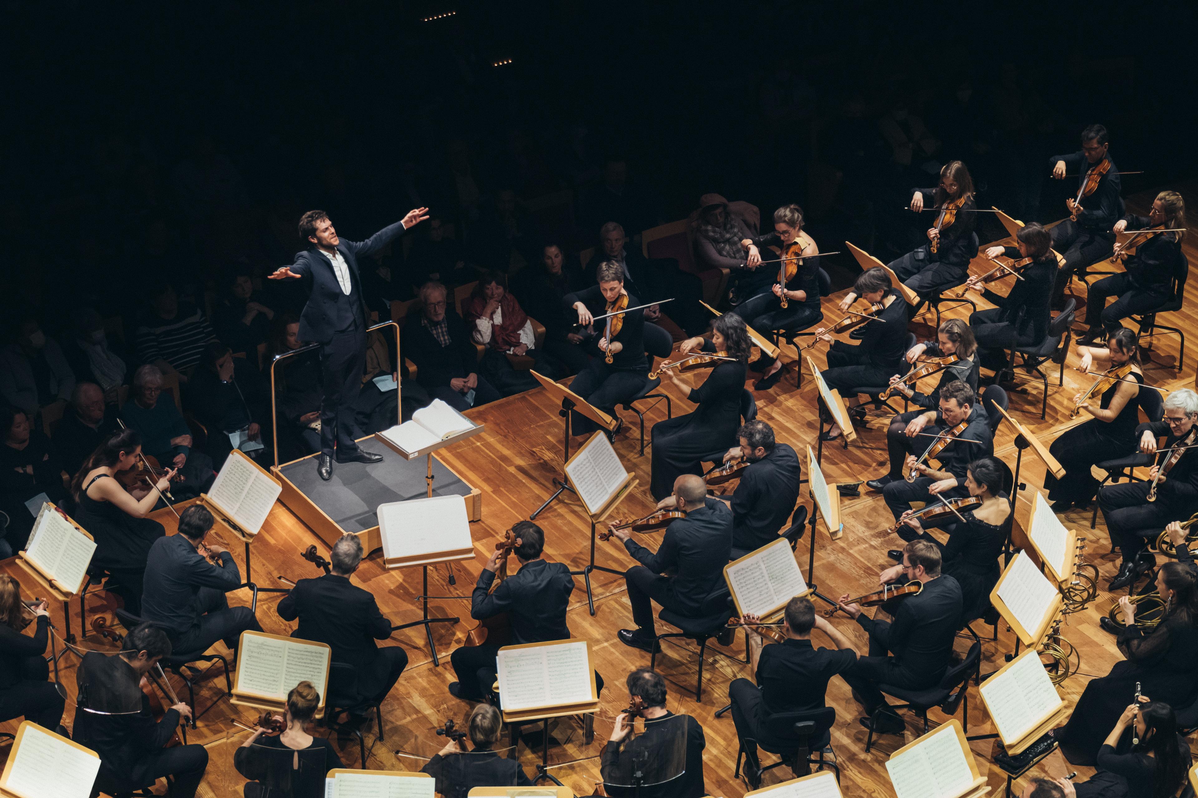 Raphael Pichon conducting Ensemble Pygmalion on the stage