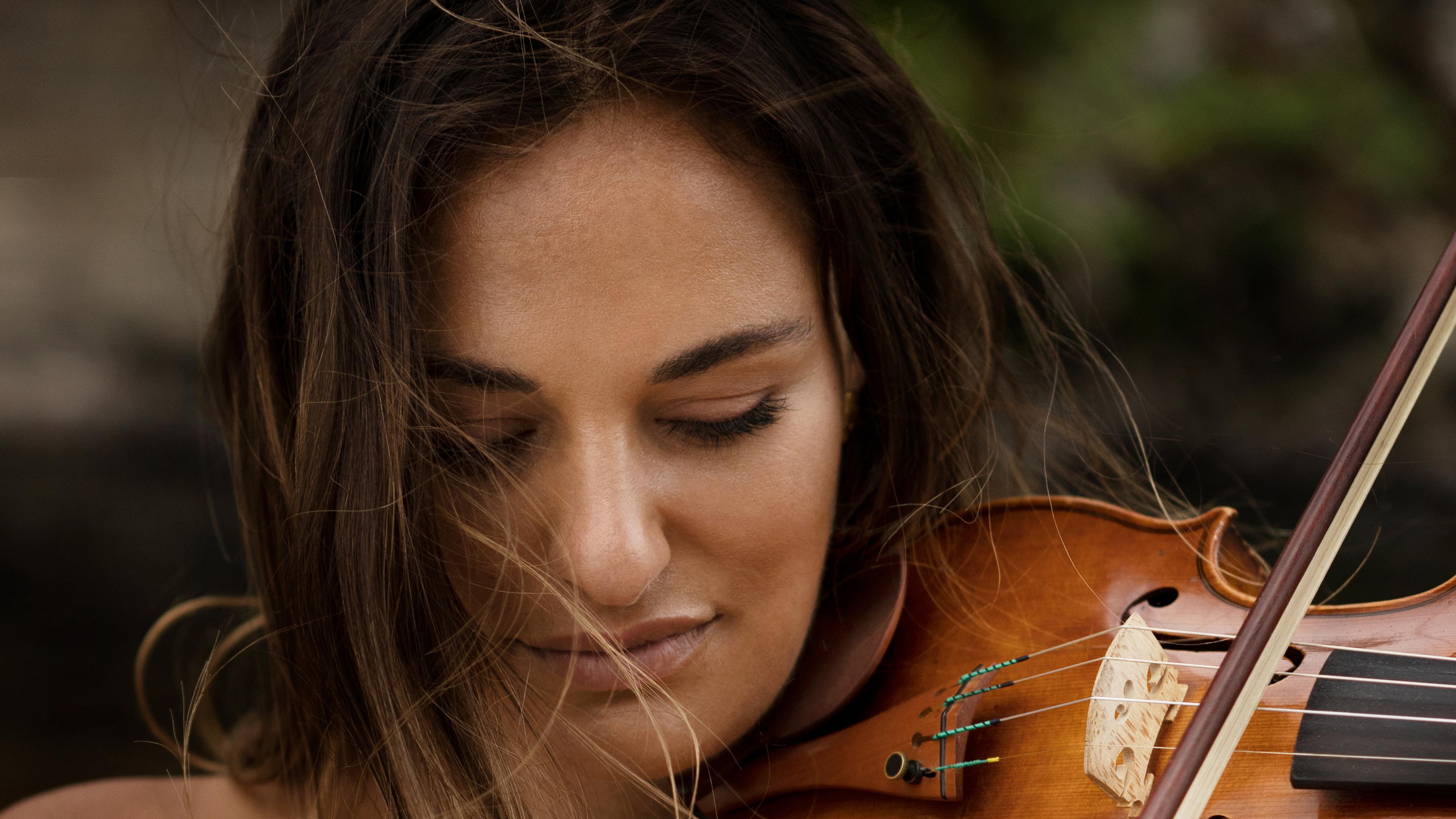 Nicola Benedetti holding her violin