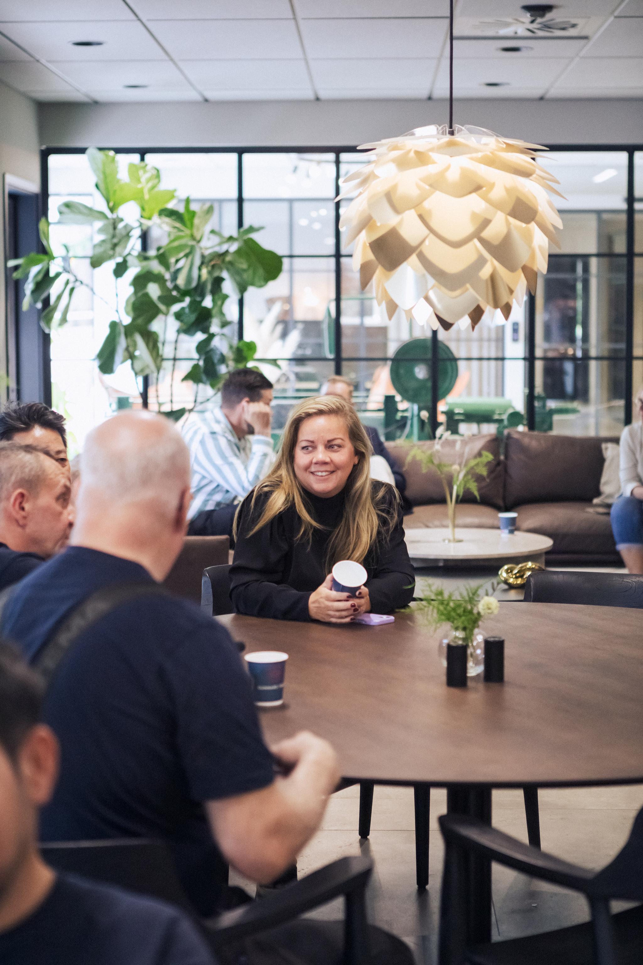 Glada kollegor i ett lunchrum