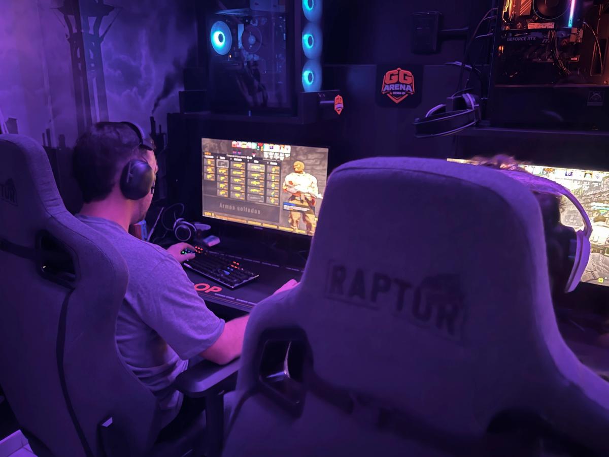Jugadores usando los periféricos Raptor en competencia arena GG Mendoza