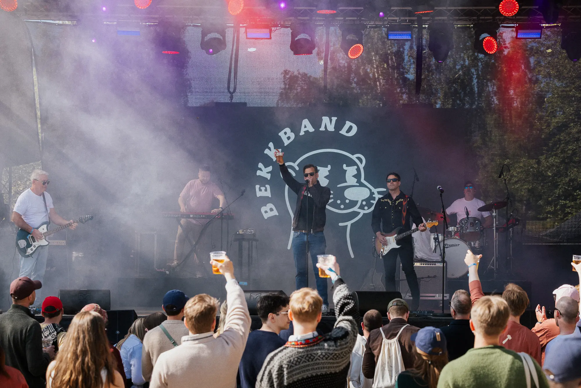 Olav spiller for fullt på sin siste konsert med Bekk band 🫶