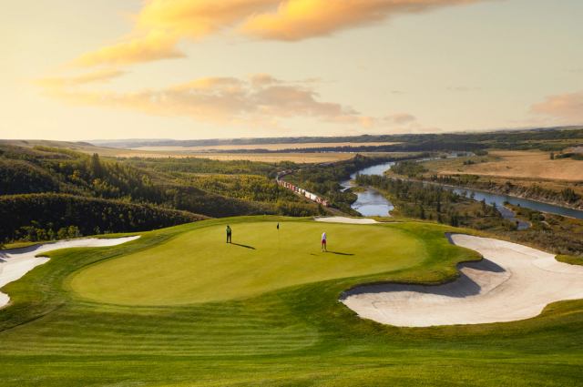 Scenic wide shot of people golfing at the 16th hole at Links of GlenEagles in Cochrane.
