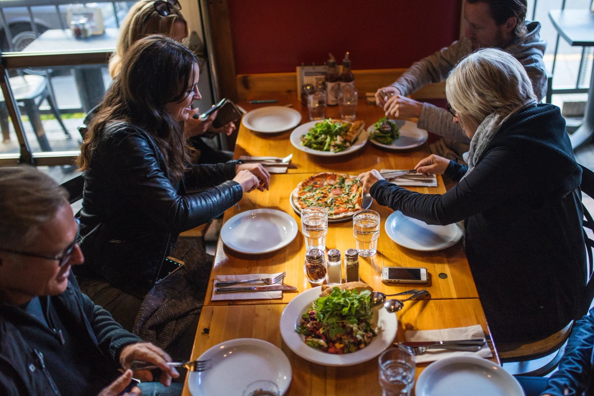 People eating dinner at the Grizzly Paw Brewery