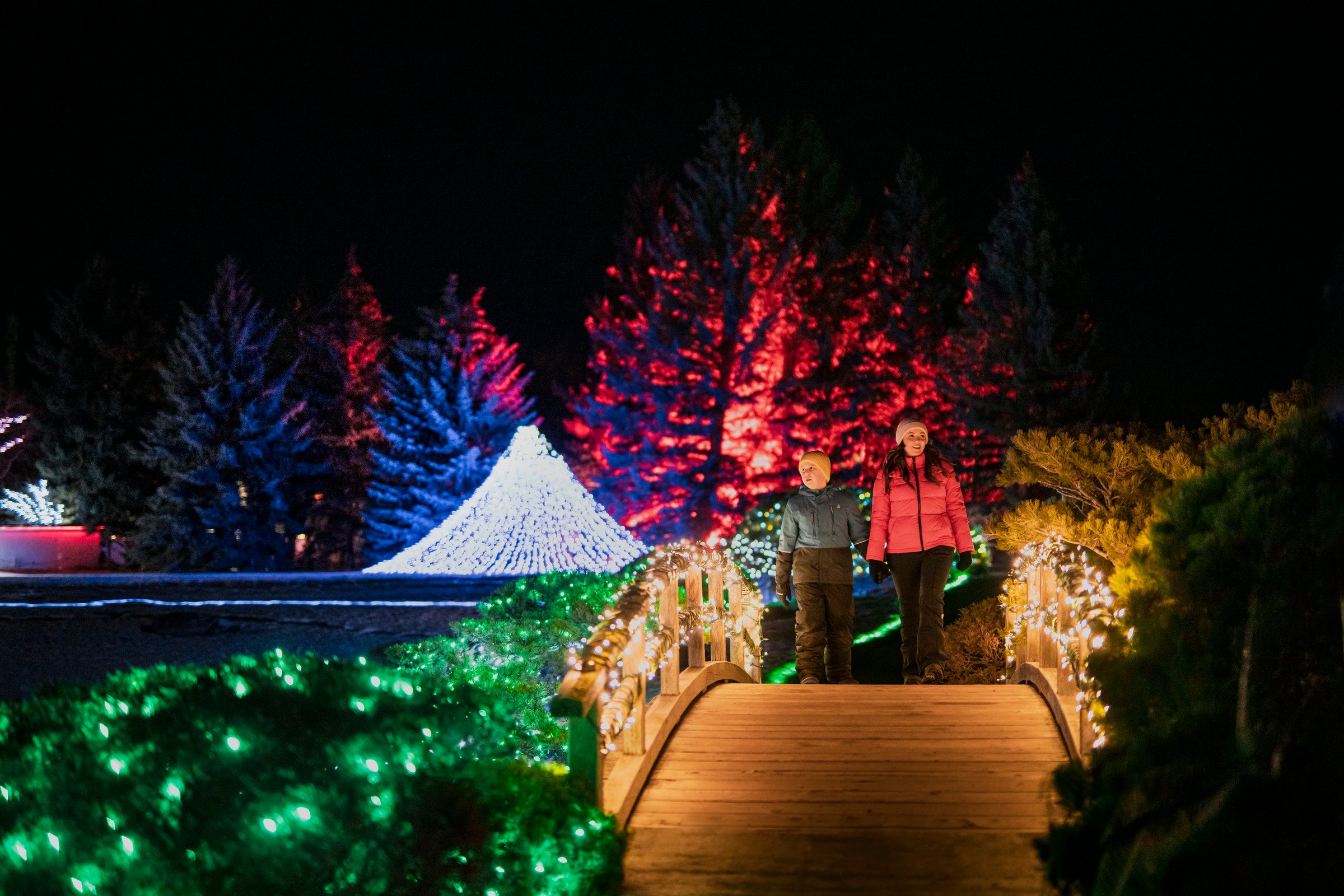 Couple walking through Nikka Yuko Japanese Garden in Lethbridge.