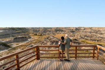 An elderly couple on a viewpoint look out over Horseshoe Canyon.