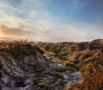 Group on a interpretive tour at Dinosaur Provincial Park.