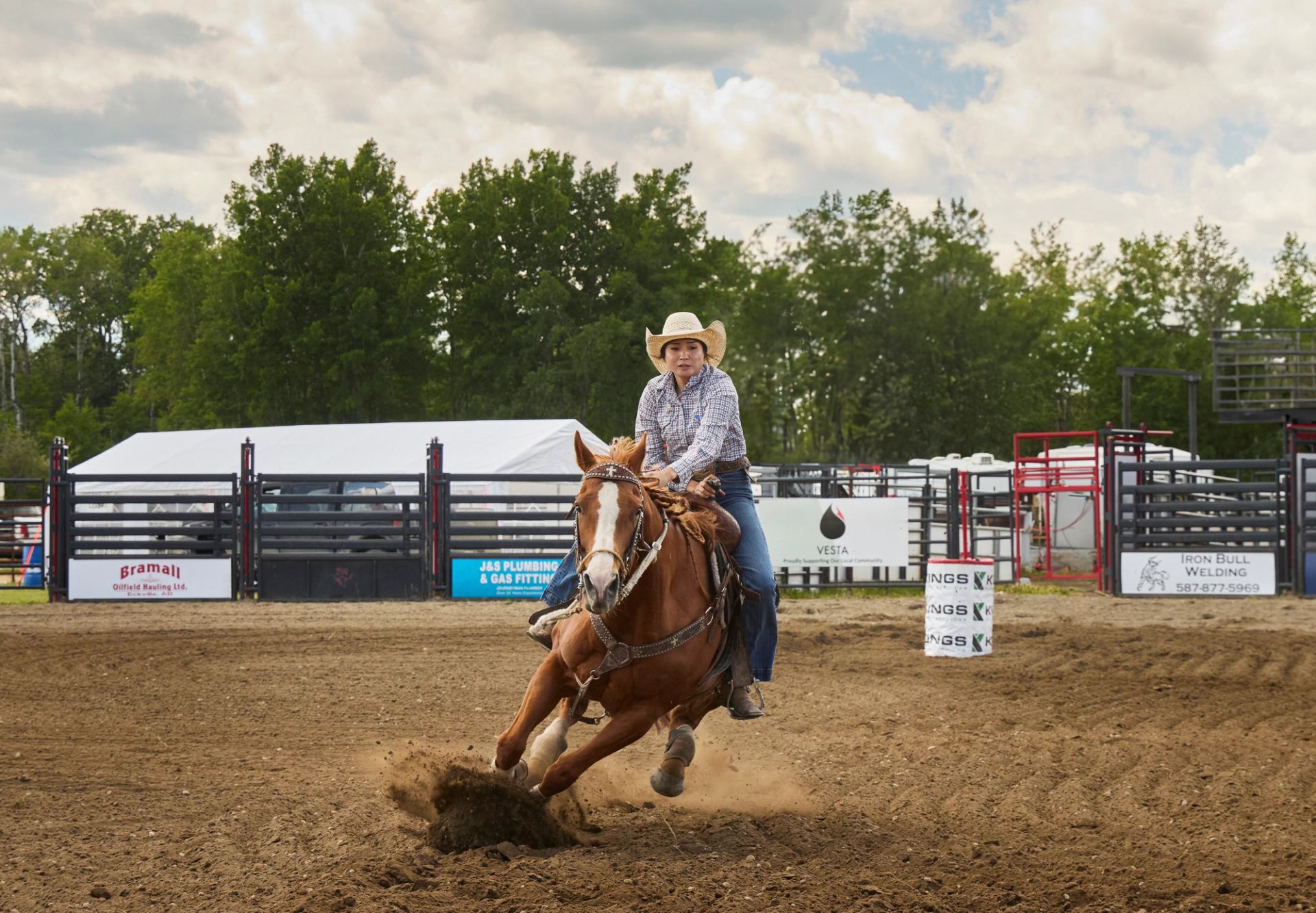 Barrel racing action of Lita Crawler at the Benalto Rodeo