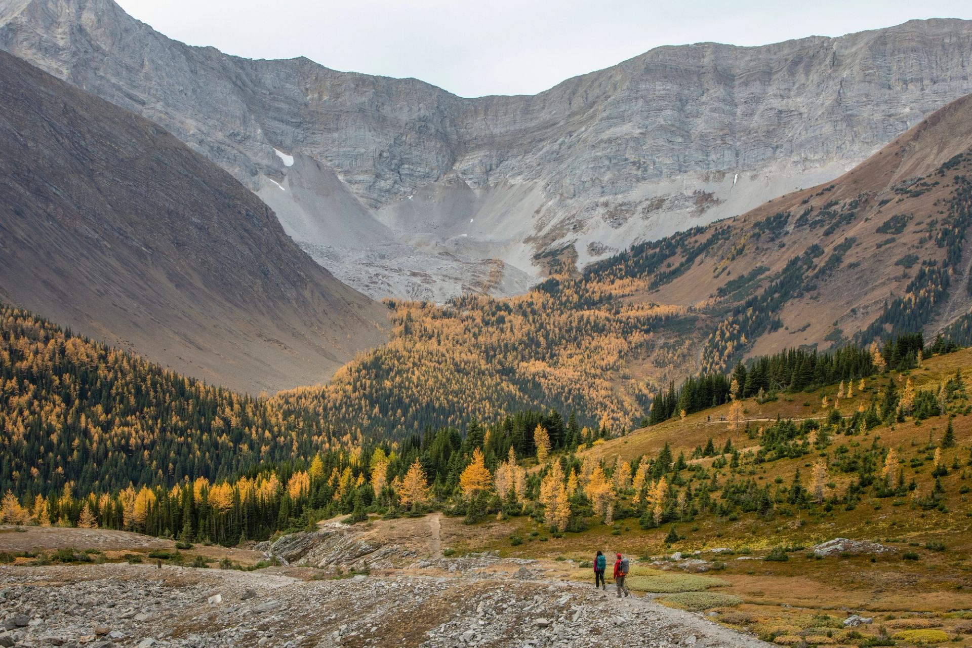 A couple hiking at Ptarmigan Cirque.