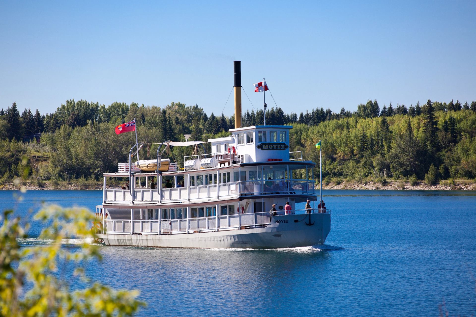 Steam Boat moving along the water at a historic park.