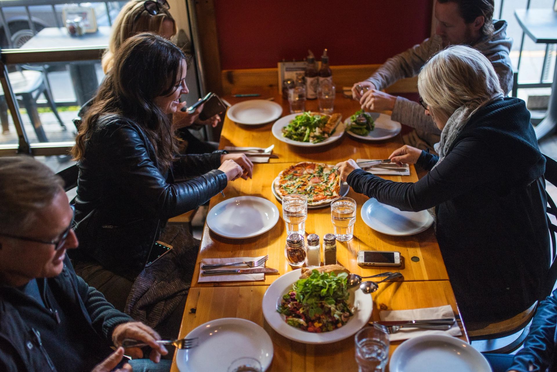 People eating dinner at the Grizzly Paw Brewery