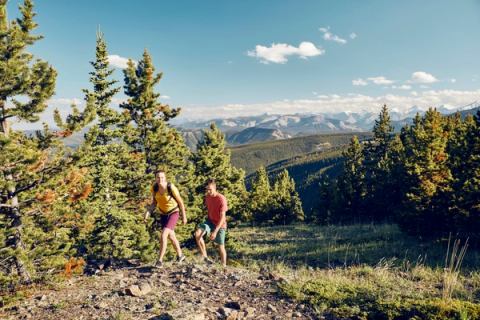 Couple hiking in Bragg Creek