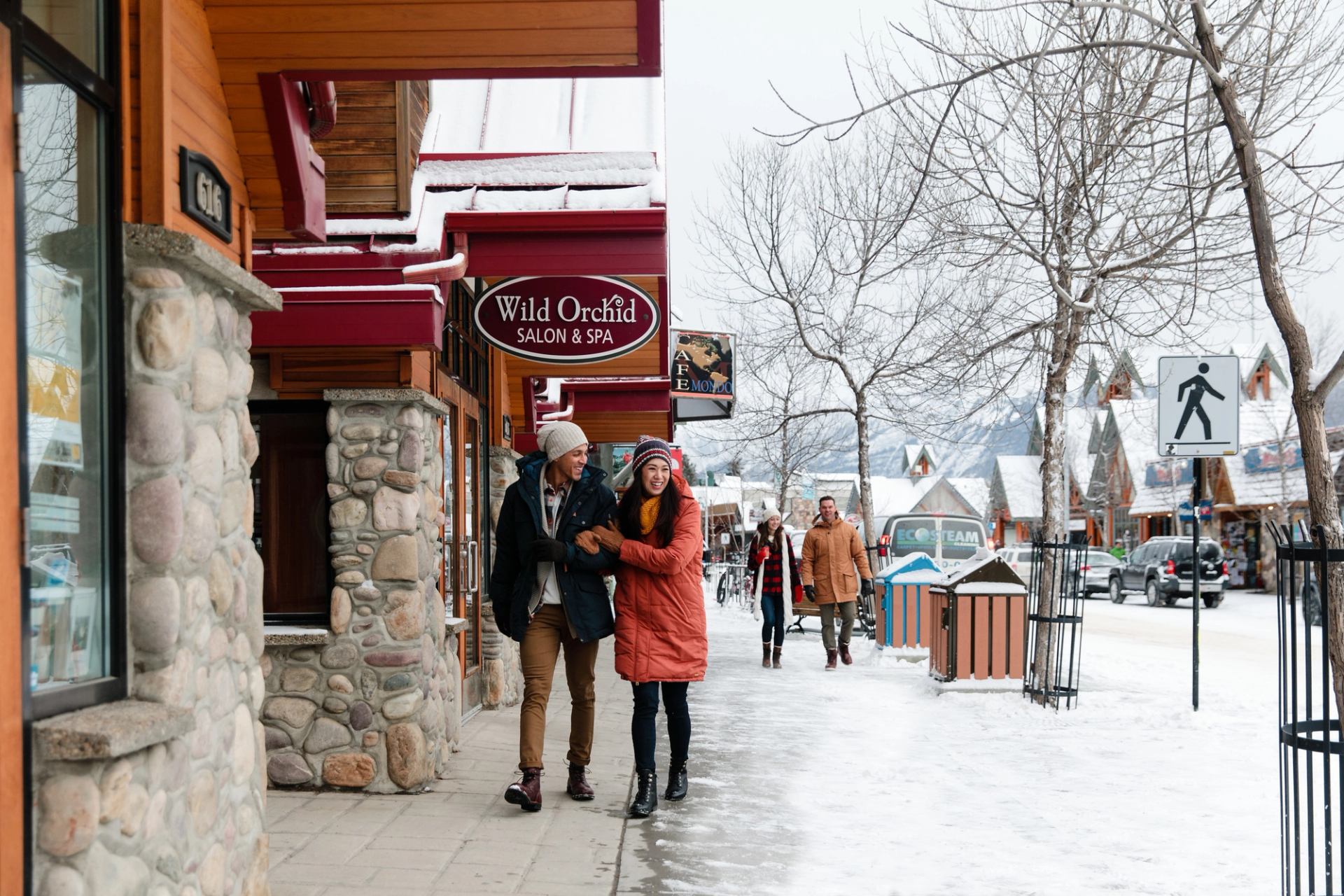 Couple shopping in Jasper.