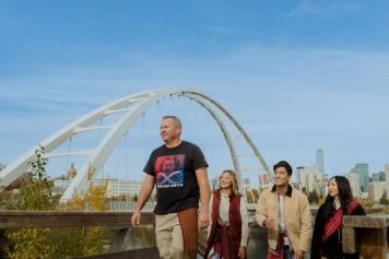 Guide sharing Indigenous history & culture with guests on a Talking Rock Tour.