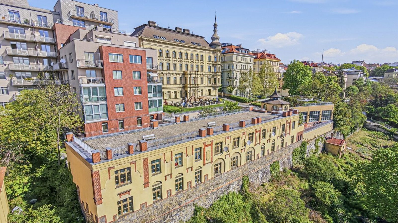 Exkluzivní byt 2+kk s terasou, bazénem a recepcí 24/7 – Rezidence Zvonařka, Vinohrady — Praha 2 – Vinohrady