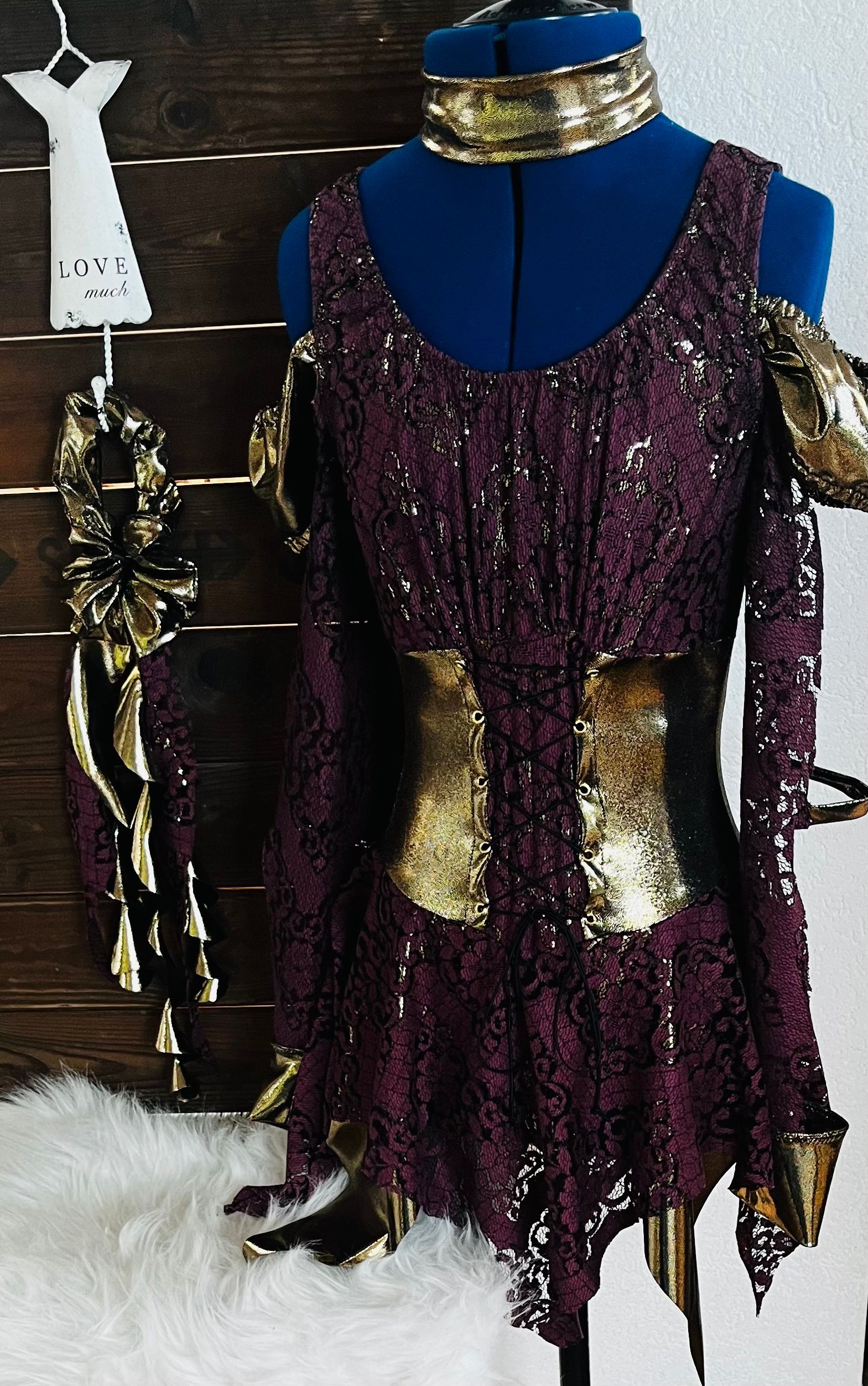 Bordeauxrotes Spitzen-Kürkleid mit goldener Korsage