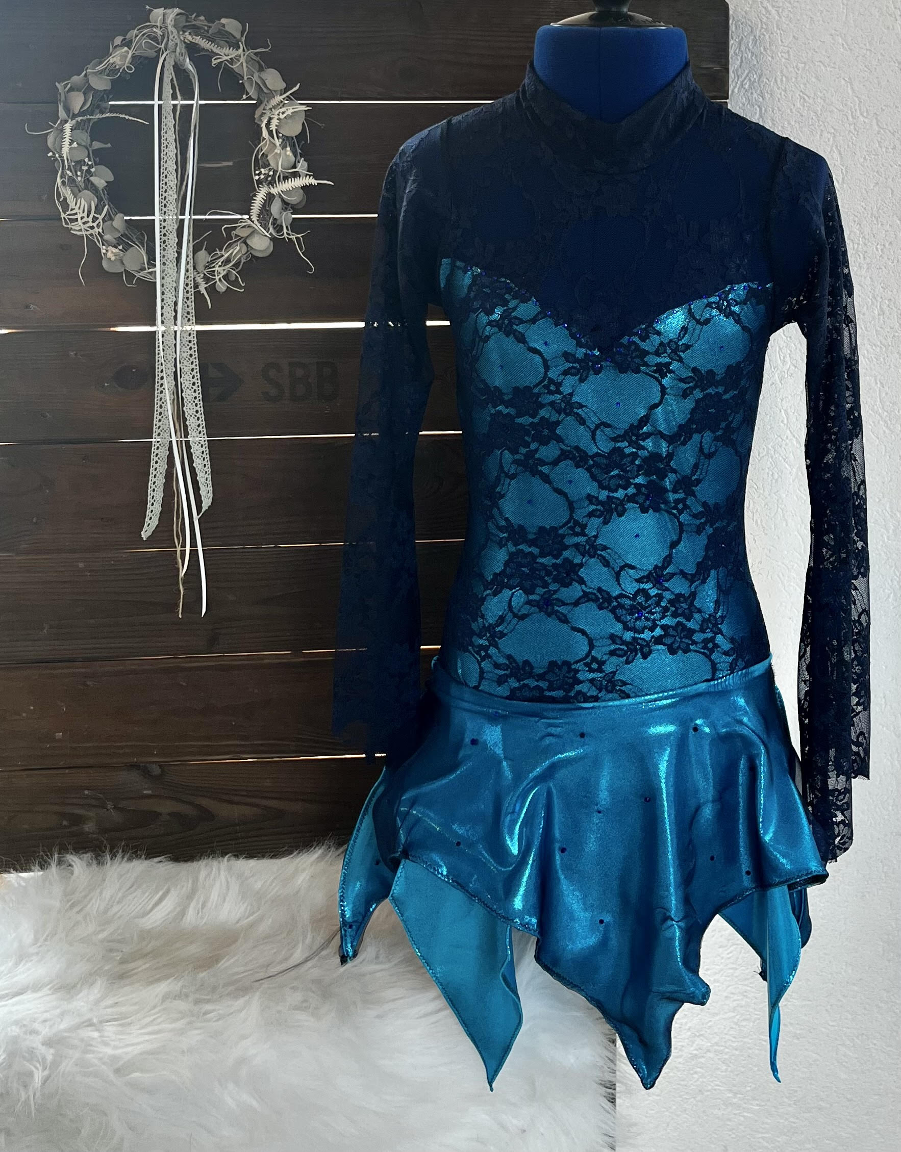 Dunkelblaues Spitzenkleid mit türkisem Rock