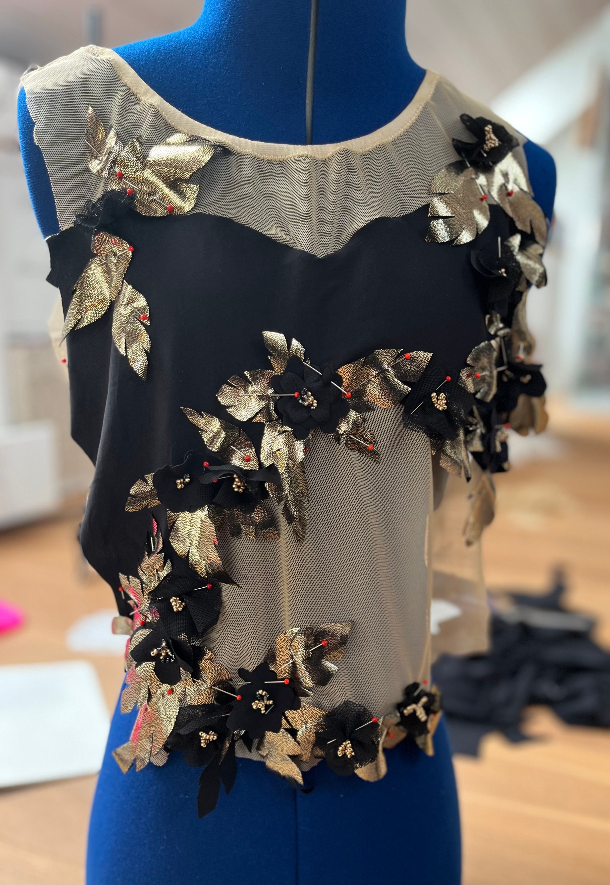 Kürkleid in Arbeit an der Schneiderbüste, mit goldenen Blättern