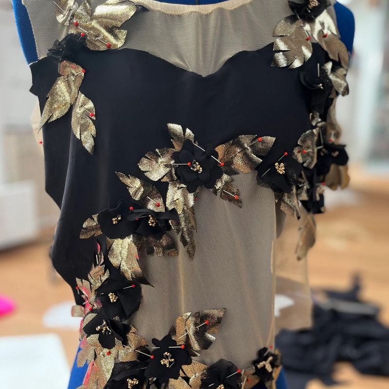 Kürkleid in Arbeit an der Schneiderbüste, mit goldenen Blättern