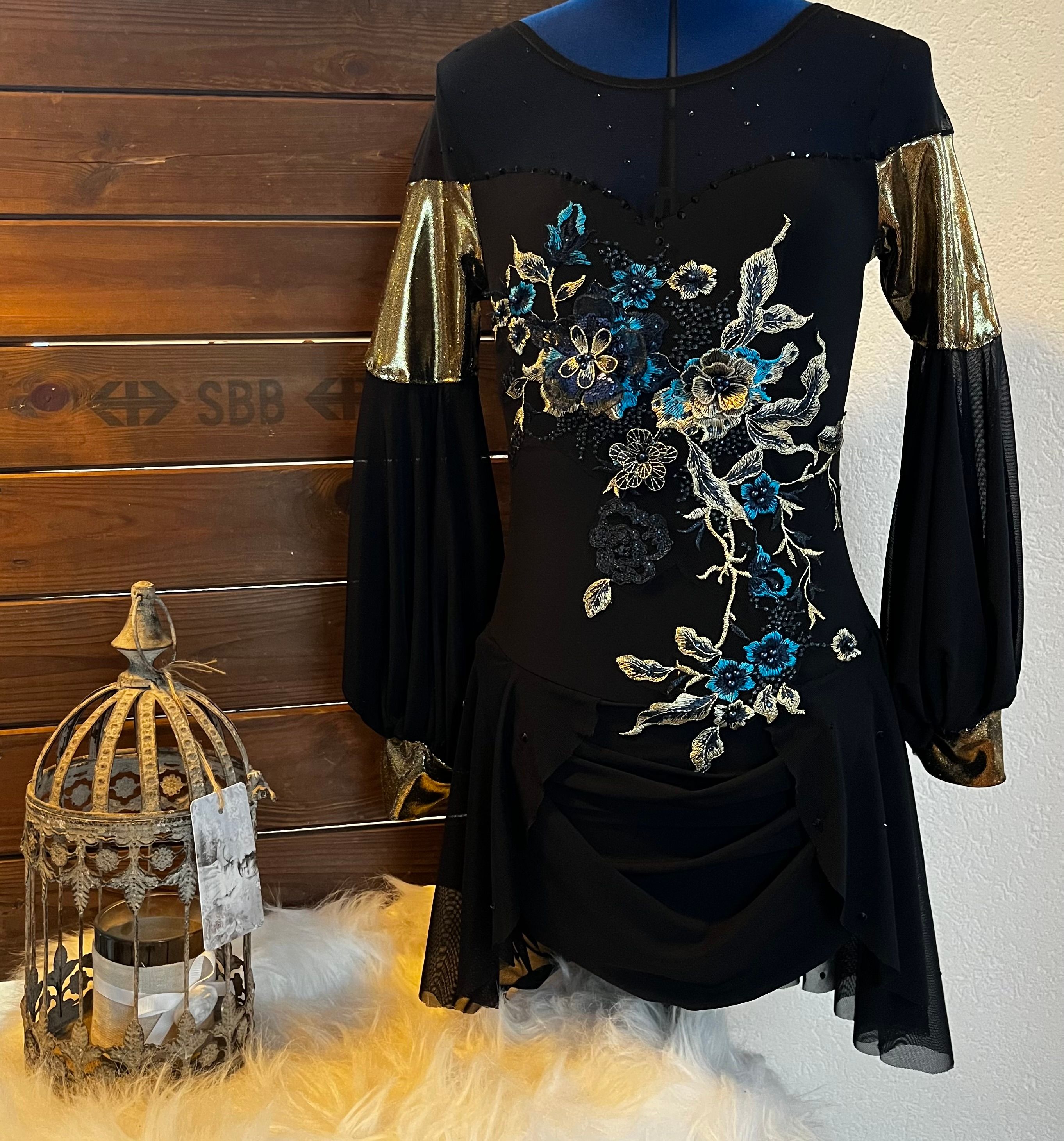 Schwarzes Kürkleid mit türkis-goldener Stickerei