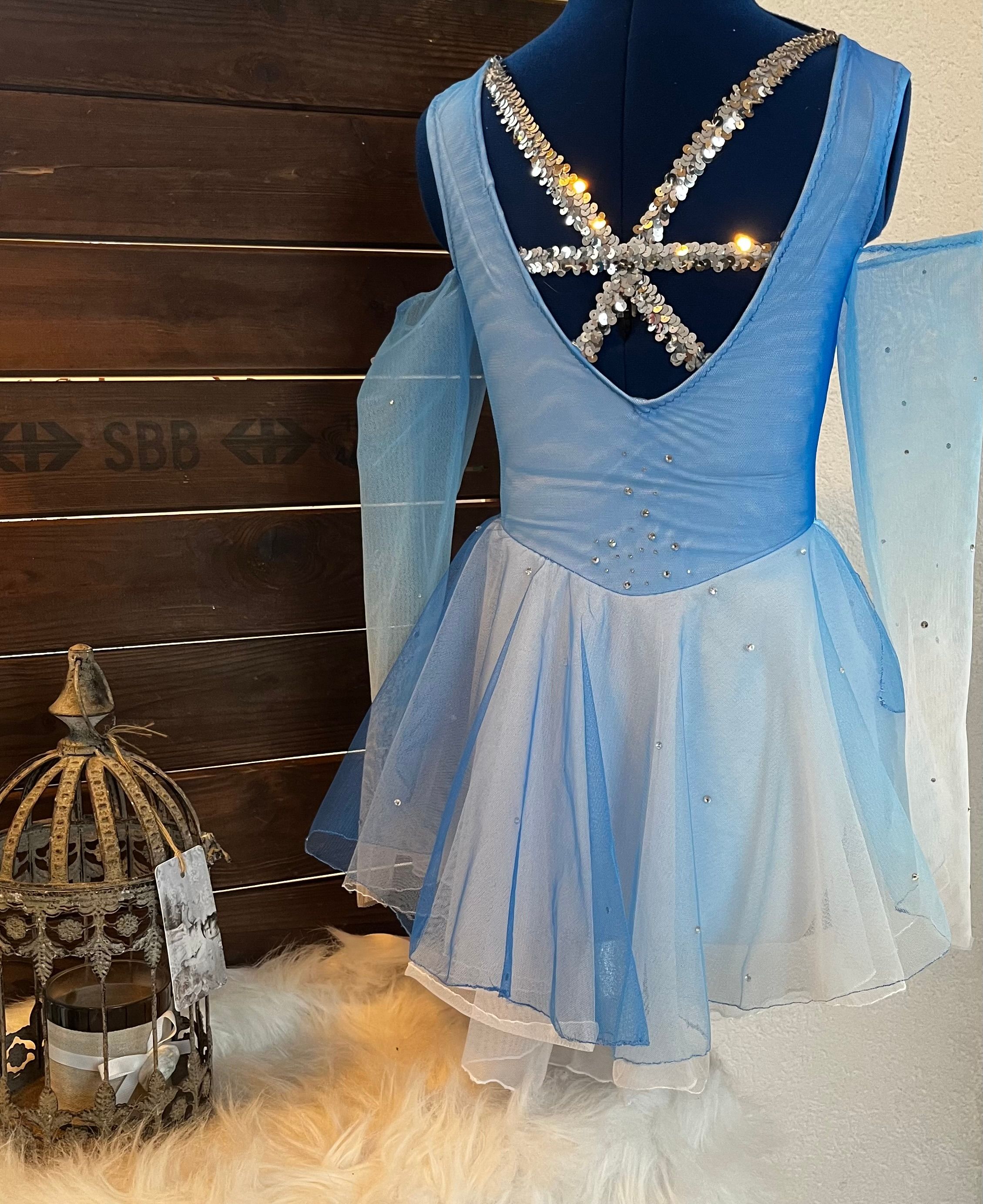 Hellblaues Kürkleid von hinten mit Glitzer-Trägern