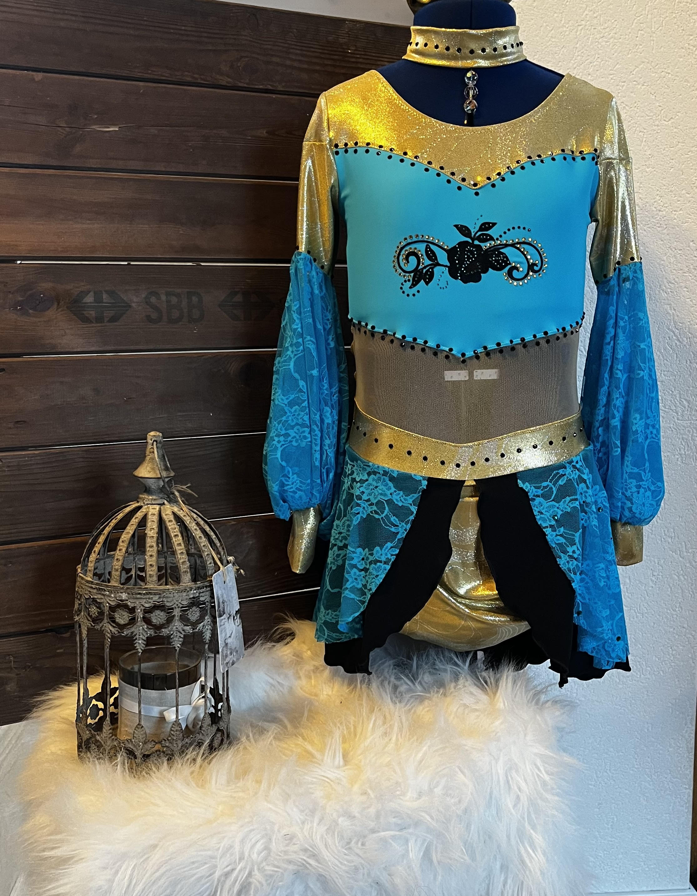 Türkis-goldenes Kürkleid mit Spitzenrock
