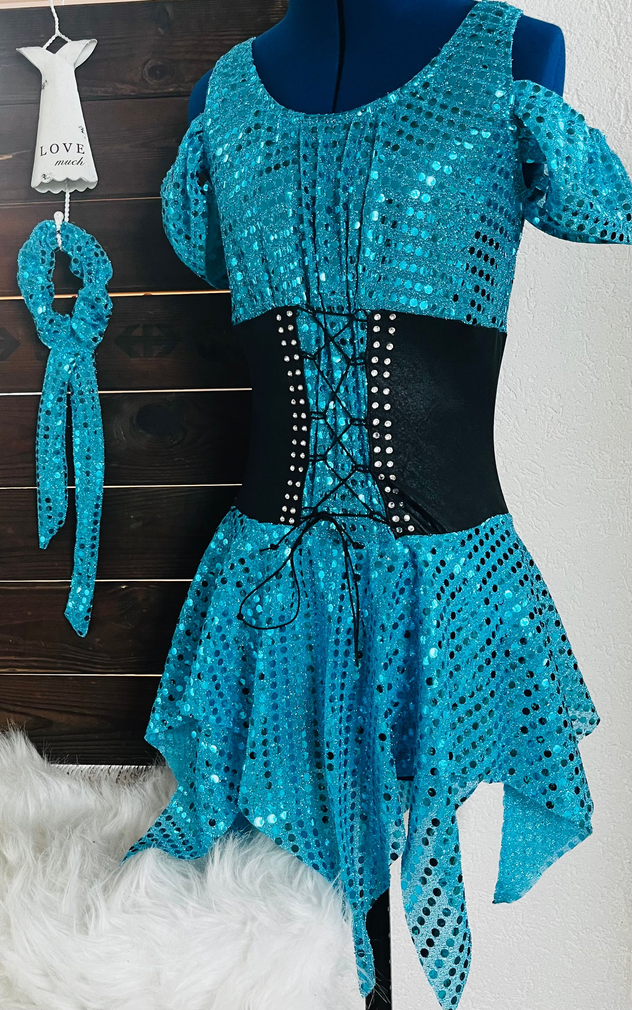 Türkises Paillettenkleid mit schwarzer Schnürkorsage