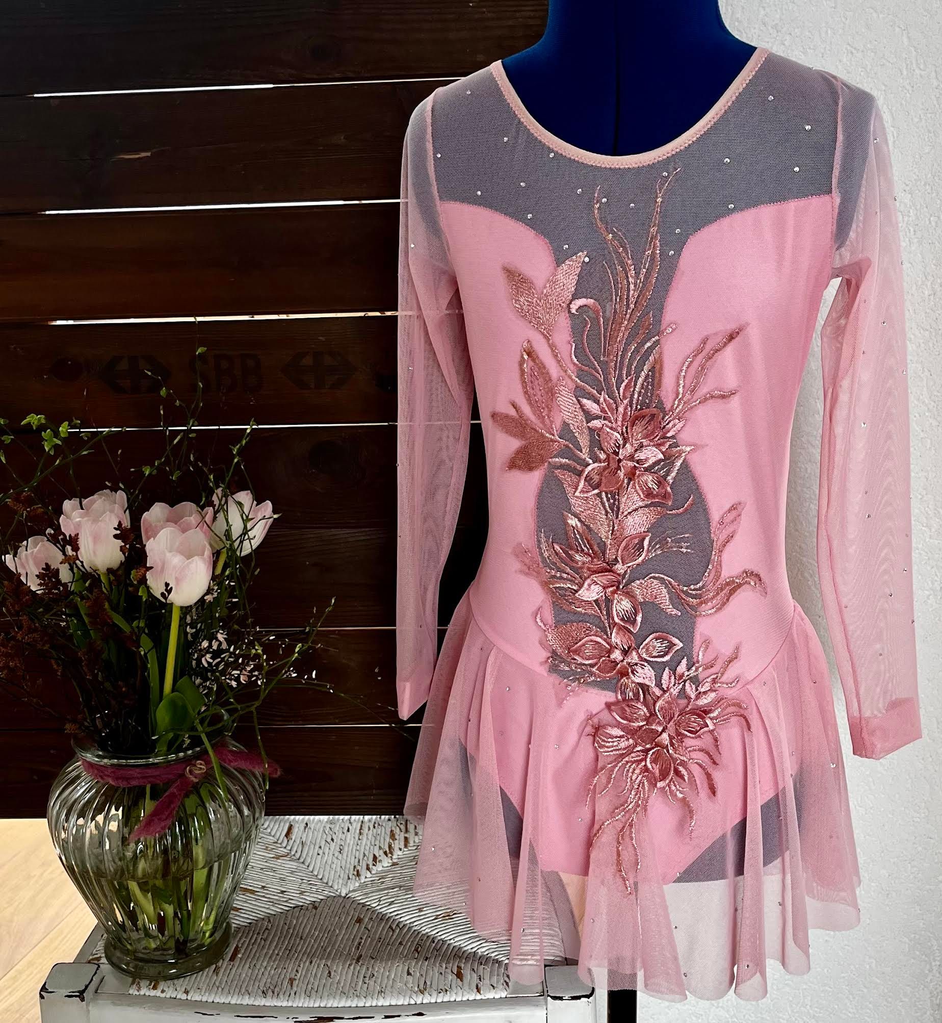 Rosa Kürkleid mit Mesh und Blumenstickerei