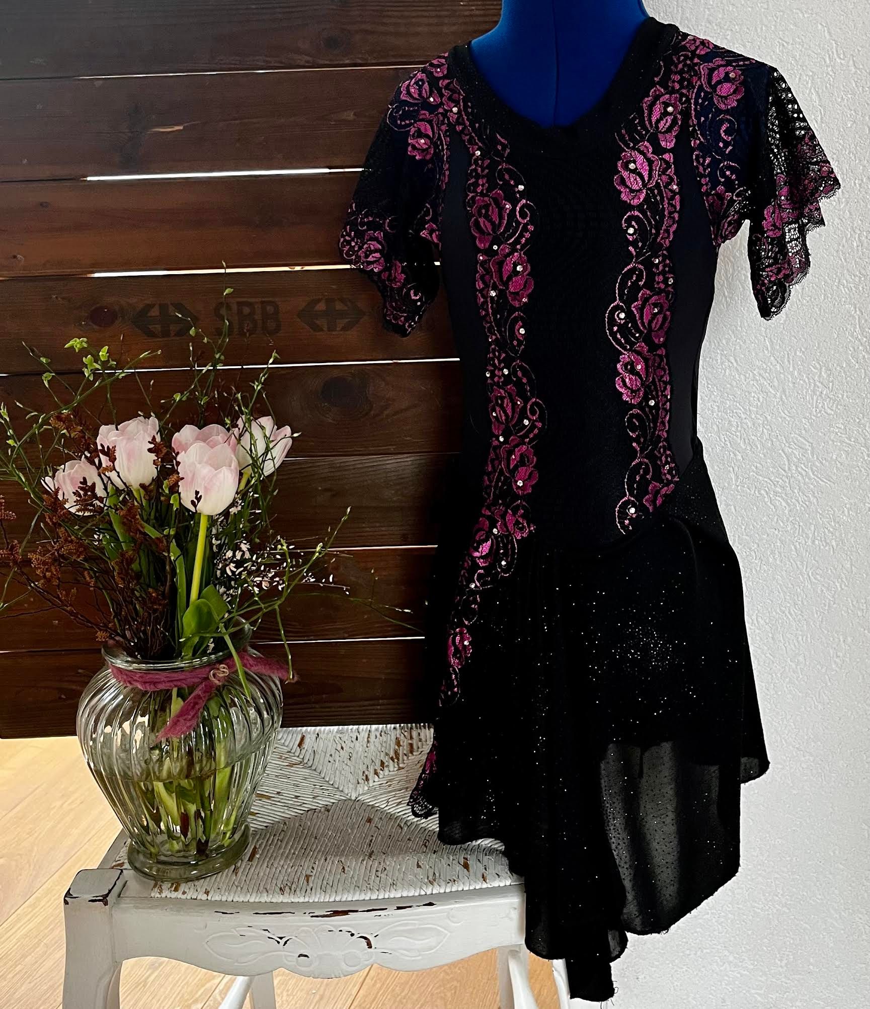 Schwarzes Kürkleid mit violetter Spitze