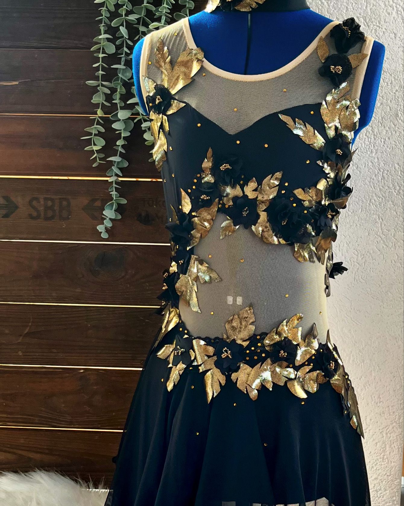 Schwarzes Kürkleid mit Mesh und goldenen Blättern