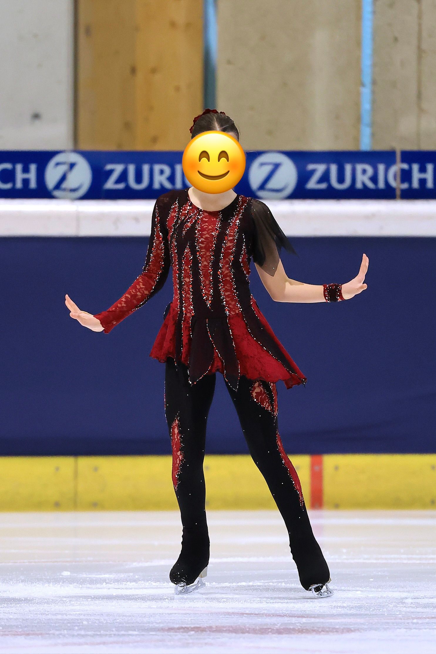 Eiskunstläufer im schwarz-roten Kürkostüm