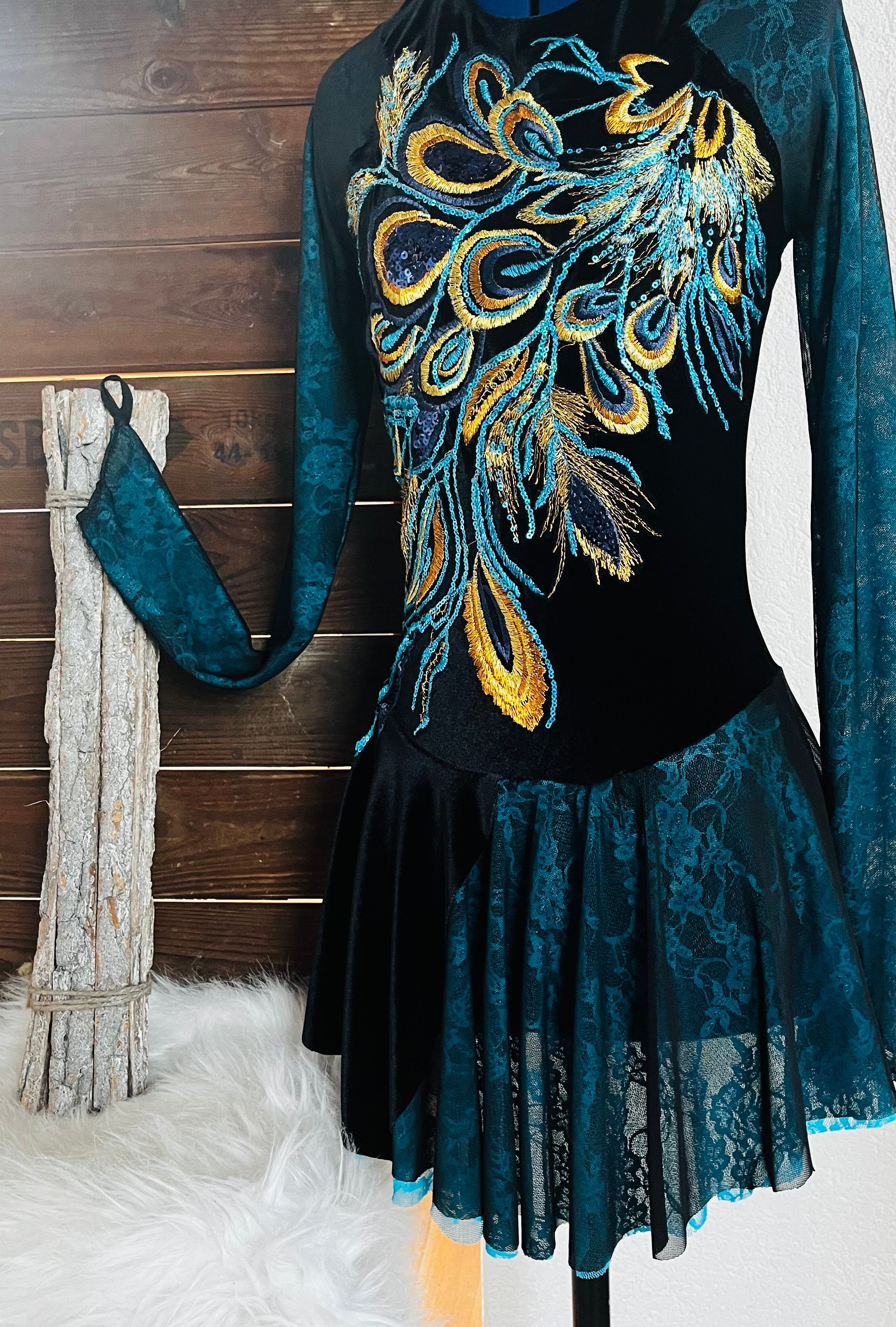 Petrolfarbenes Kürkleid mit gestickter Pfauenfeder