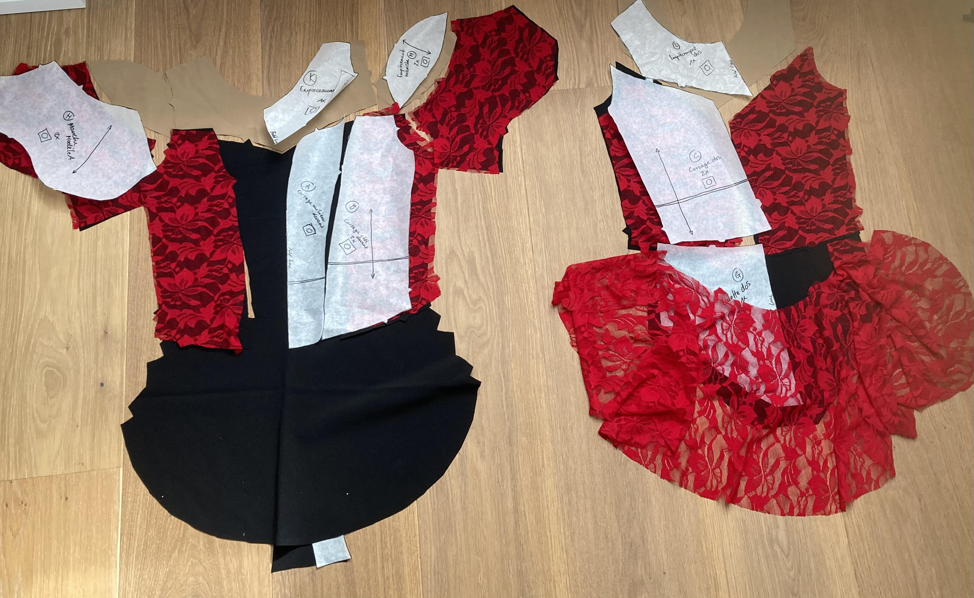 Zwei rot-schwarz-weisse Kürkleider