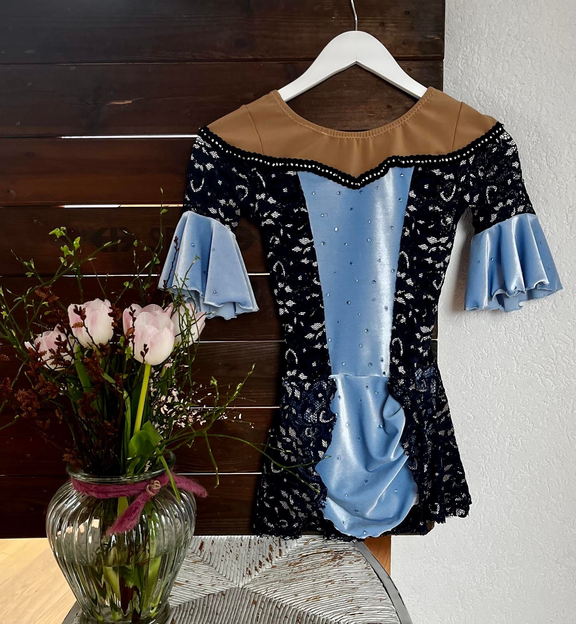 Dunkelblaues Kürkleid mit hellblauen Volantärmeln