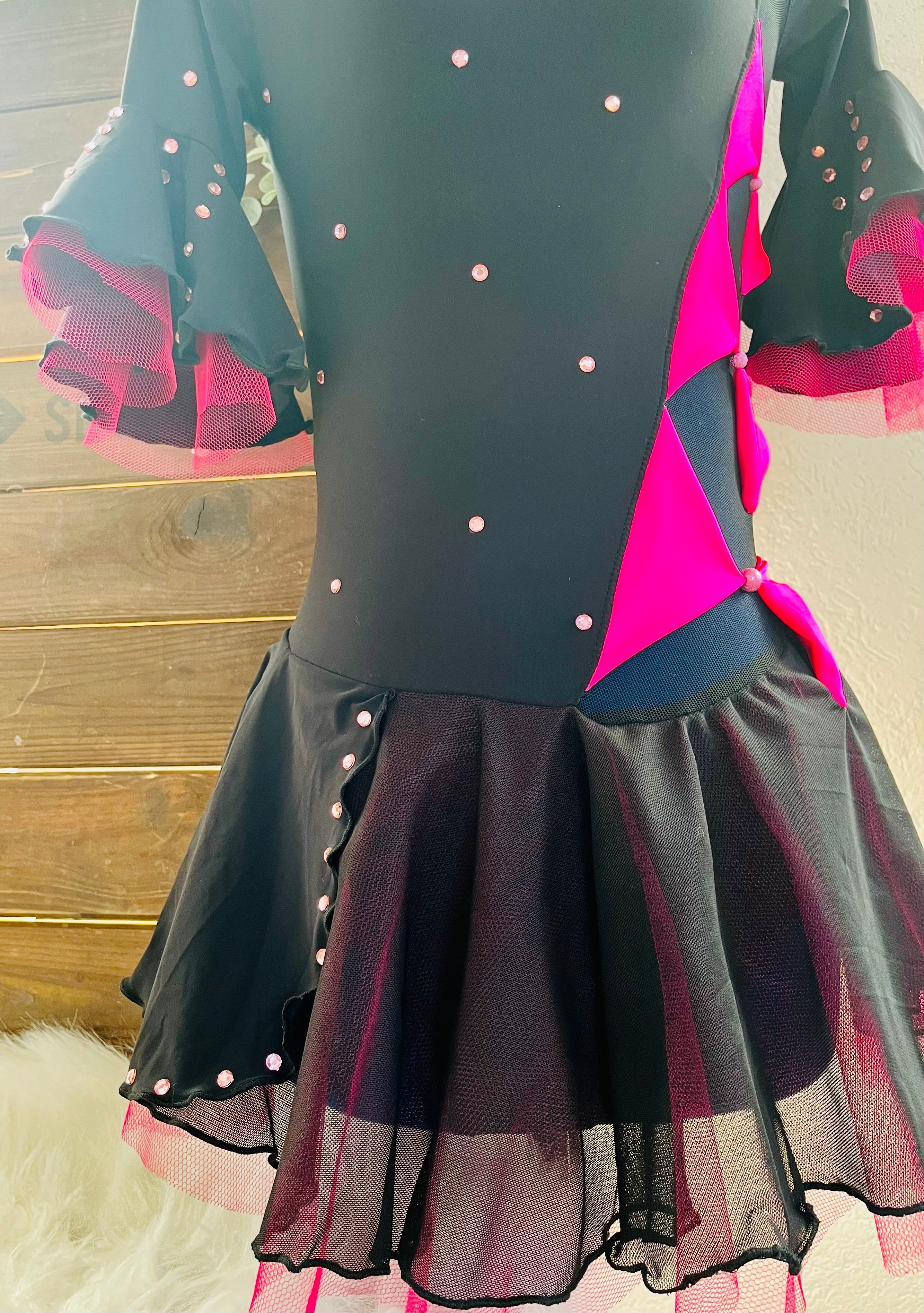 Schwarzes Kürkleid mit pinkem Einsatz und Glitzersteinen