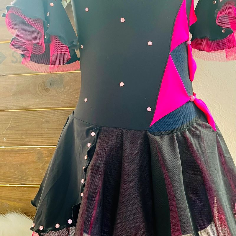 Schwarzes Kürkleid mit pinkem Einsatz und Glitzersteinen