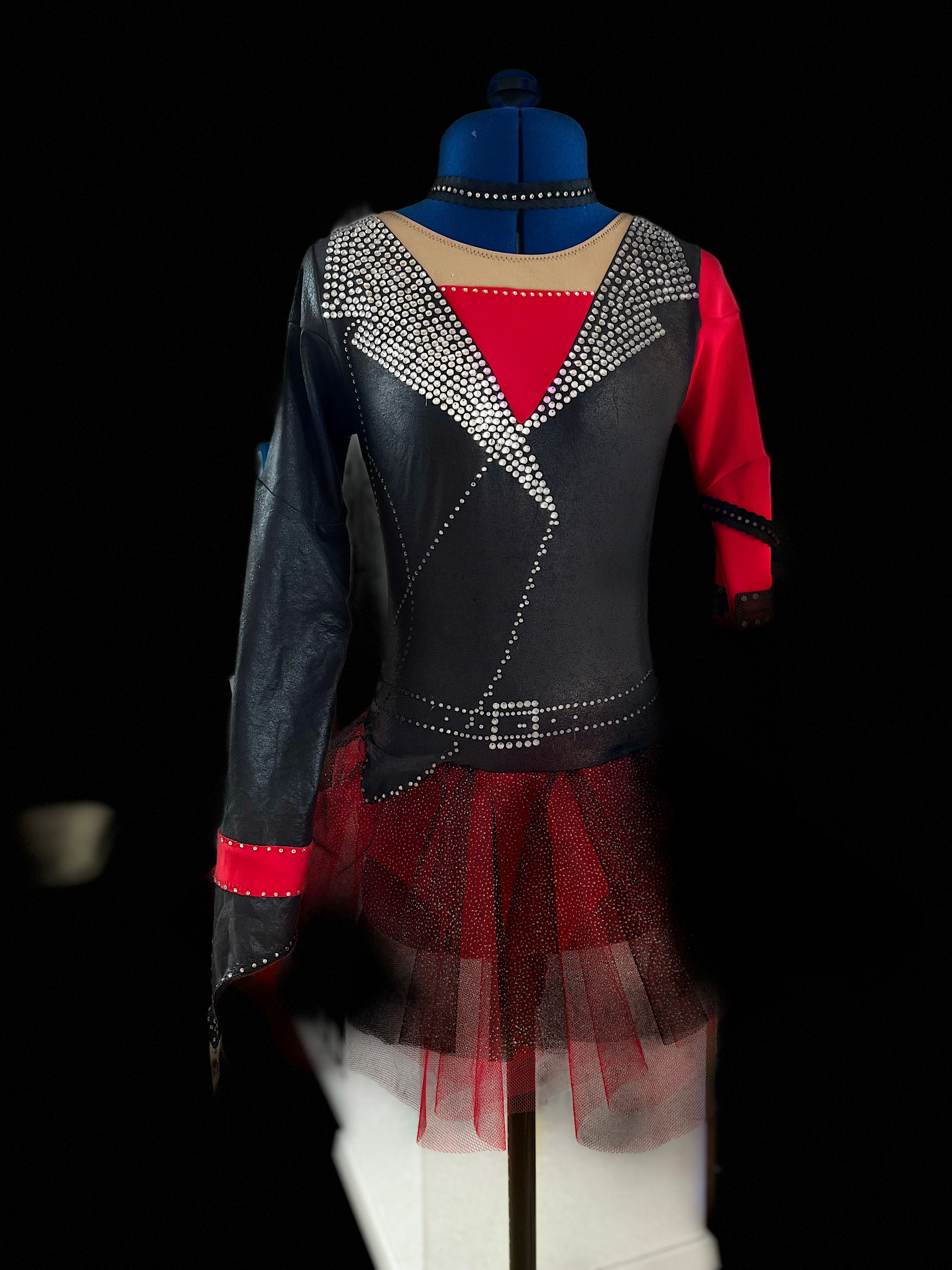 Schwarz-rotes Kürkleid im Lederjacken-Look mit Glitzersteinen