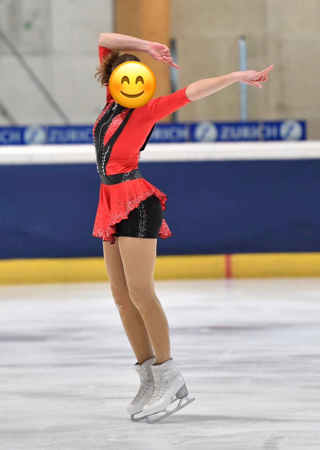 Eiskunstläuferin im schwarz-roten Kleid