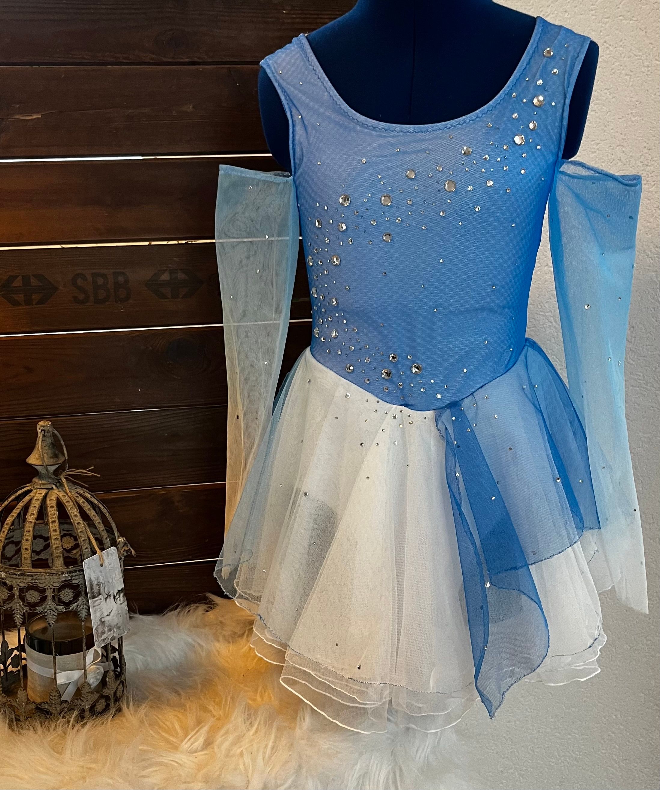 Hellblaues Kürkleid mit Glitzersteinen und Tüllrock