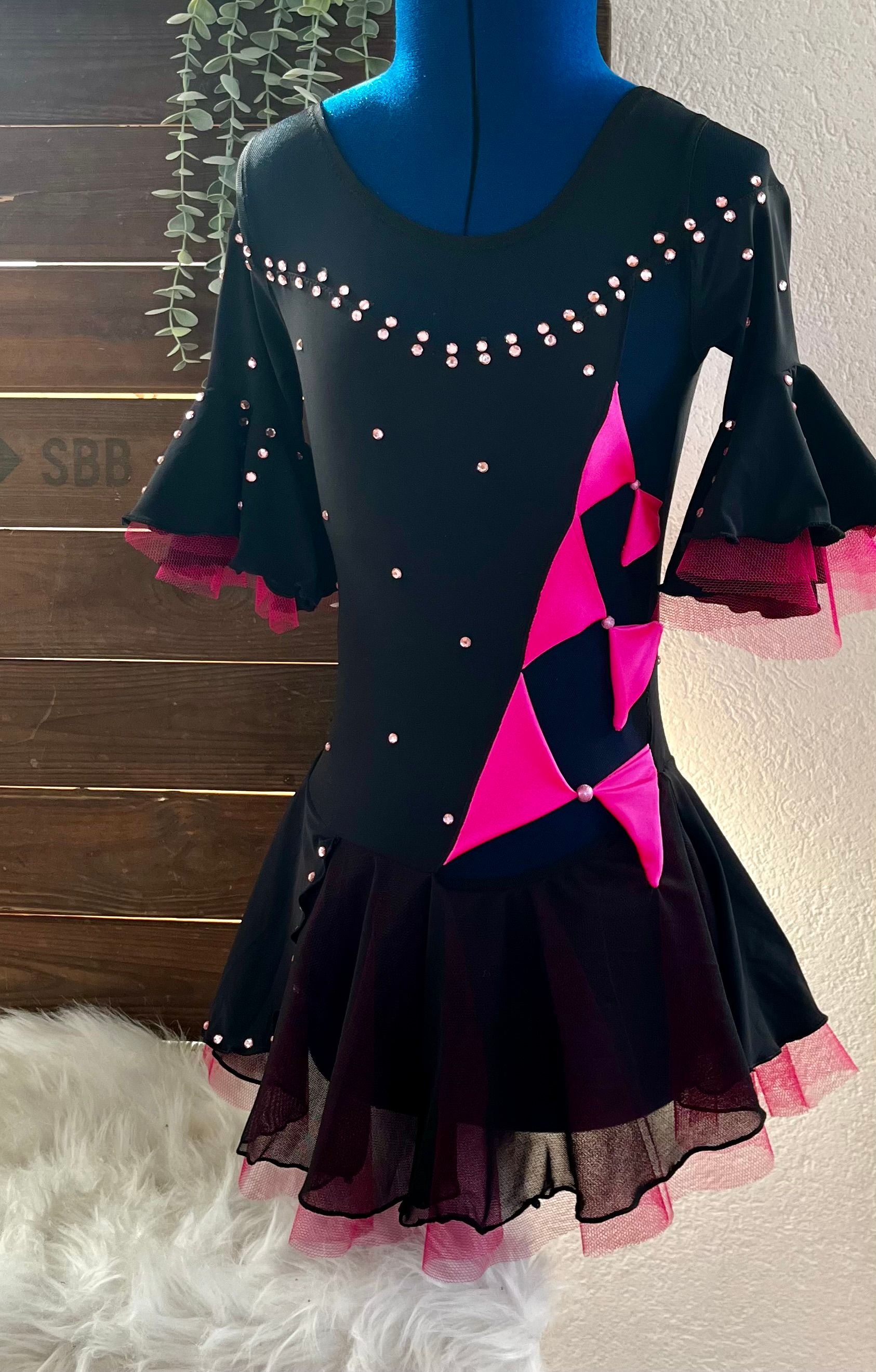 Schwarzes Kürkleid mit pinkem Einsatz und Glitzersteinen