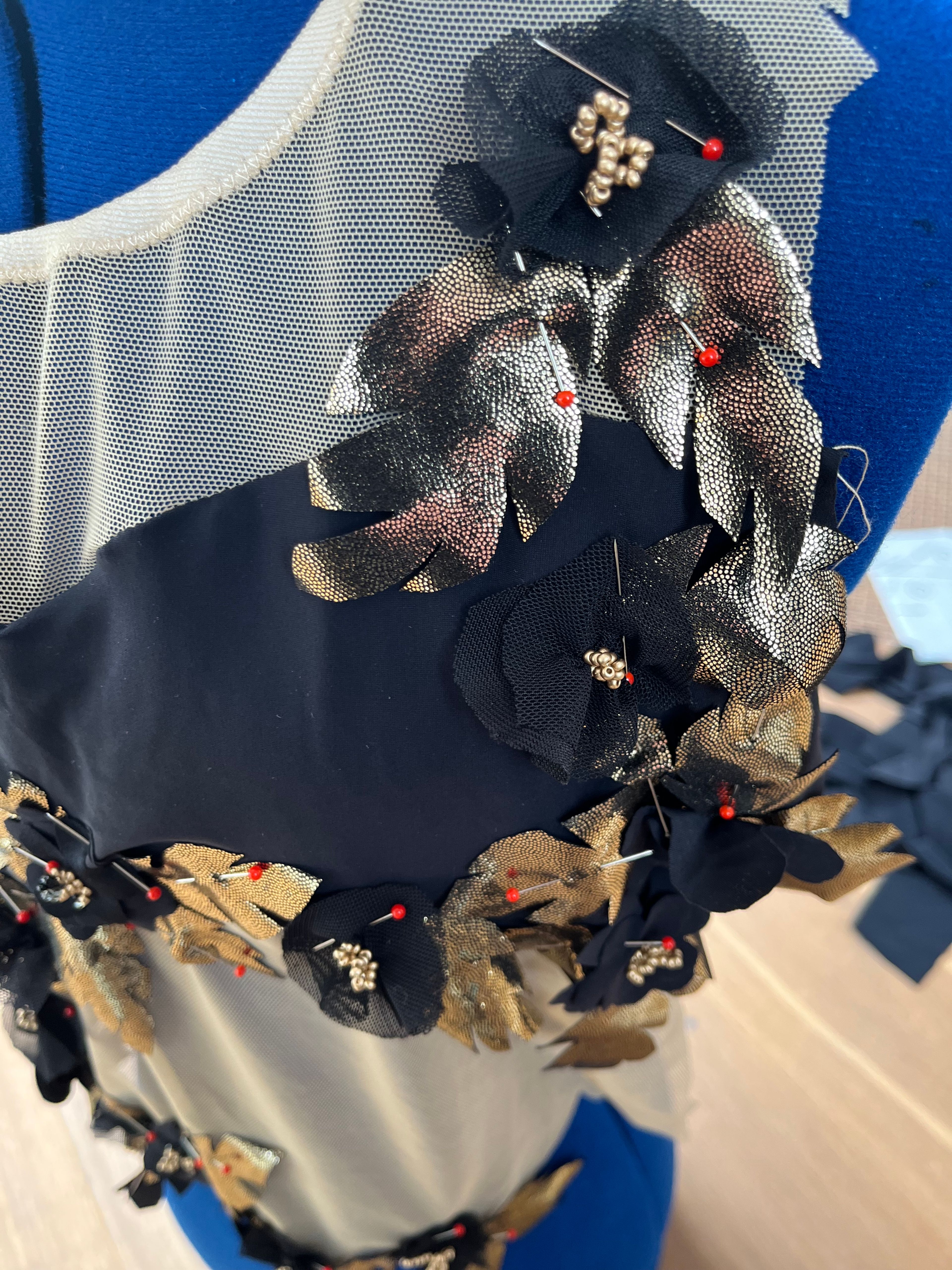 Kürkleid in Arbeit mit aufgenähten Blättern