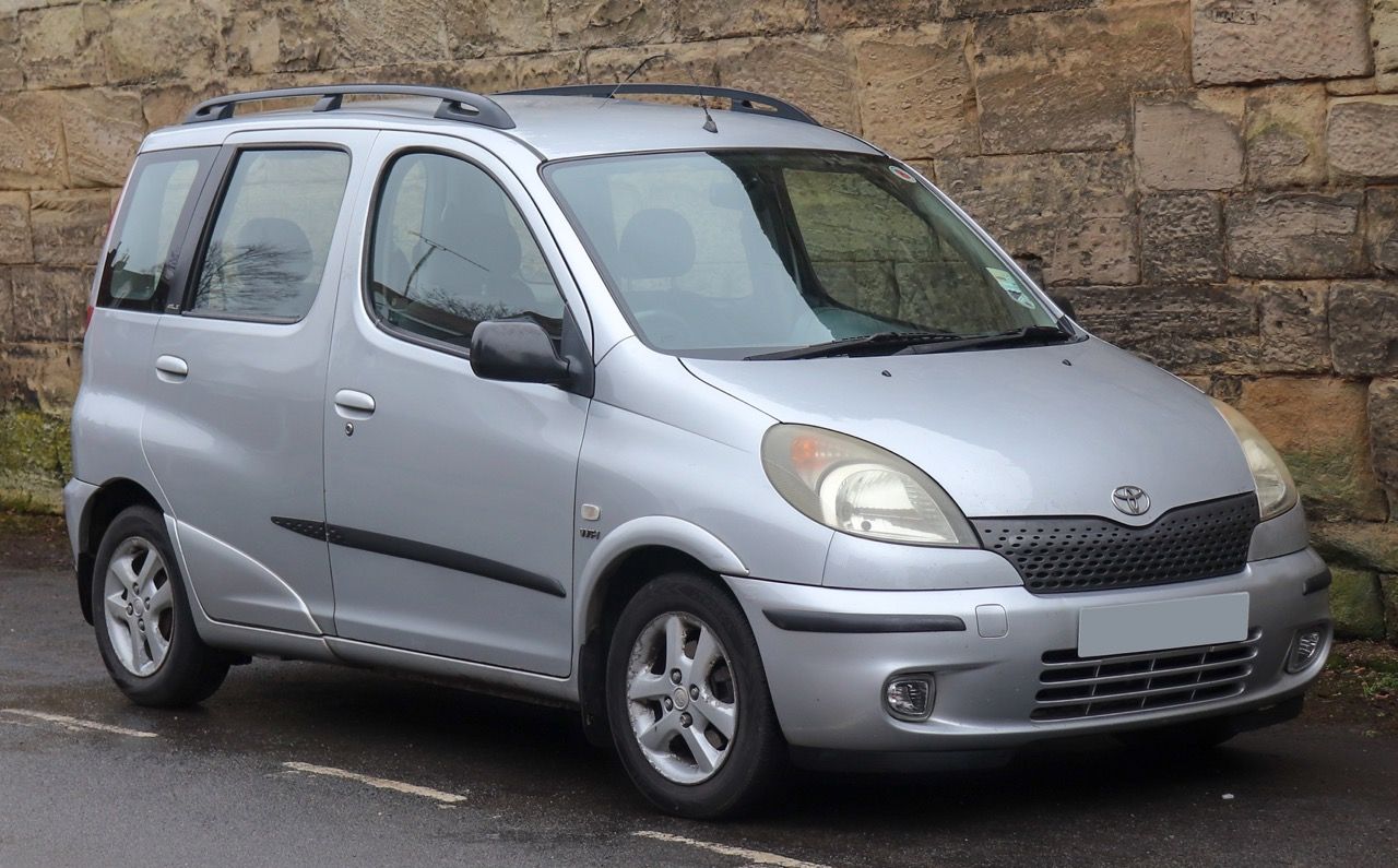 auto brutte garage italia hub Yaris Verso