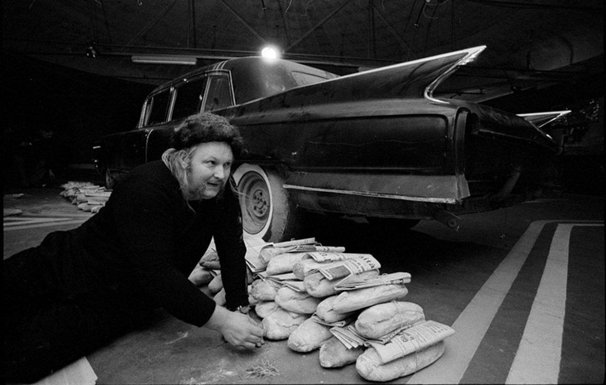 Wolf-Vostell-con-la-sua-installazione-Energia-alla-mostra-Contemporanea-Parking-di-Villa-Borghese-Roma-1973