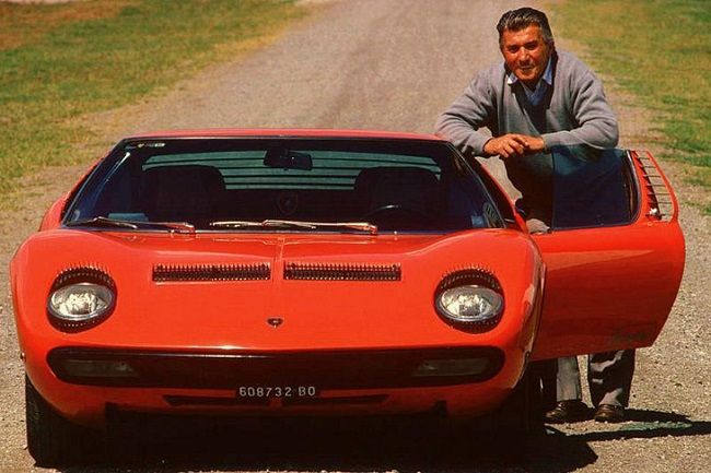 Ferruccio Lamborghini con la sua auto rossa