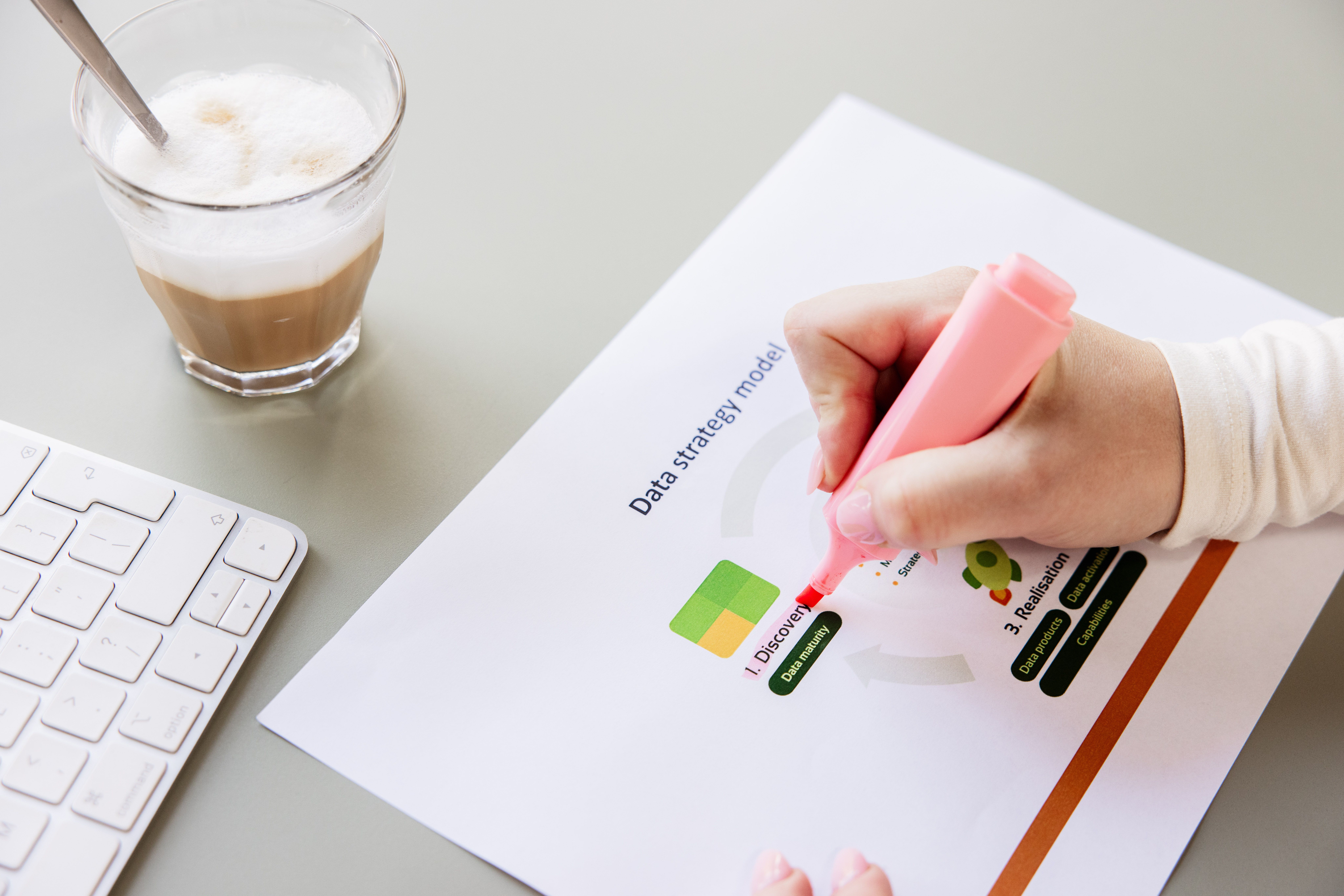 het datastrategiemodel van digital power, besproken door een een strategy & transformation consultant