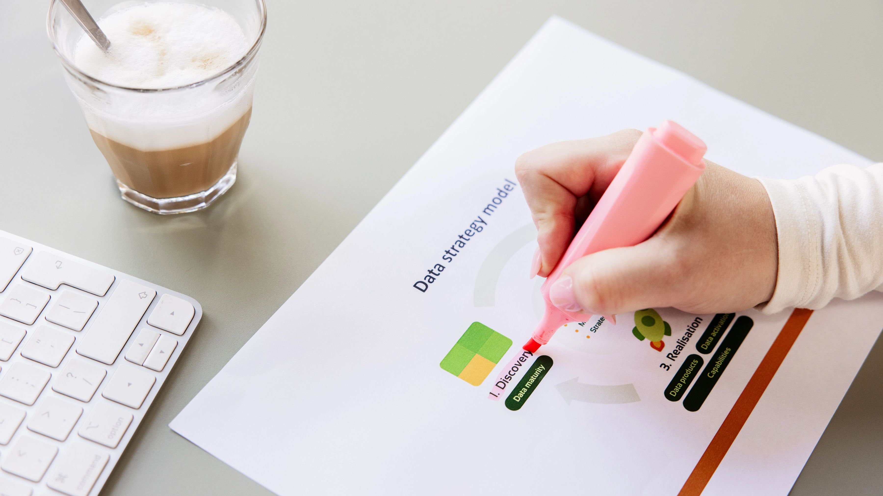 het datastrategiemodel van digital power, besproken door een een strategy & transformation consultant