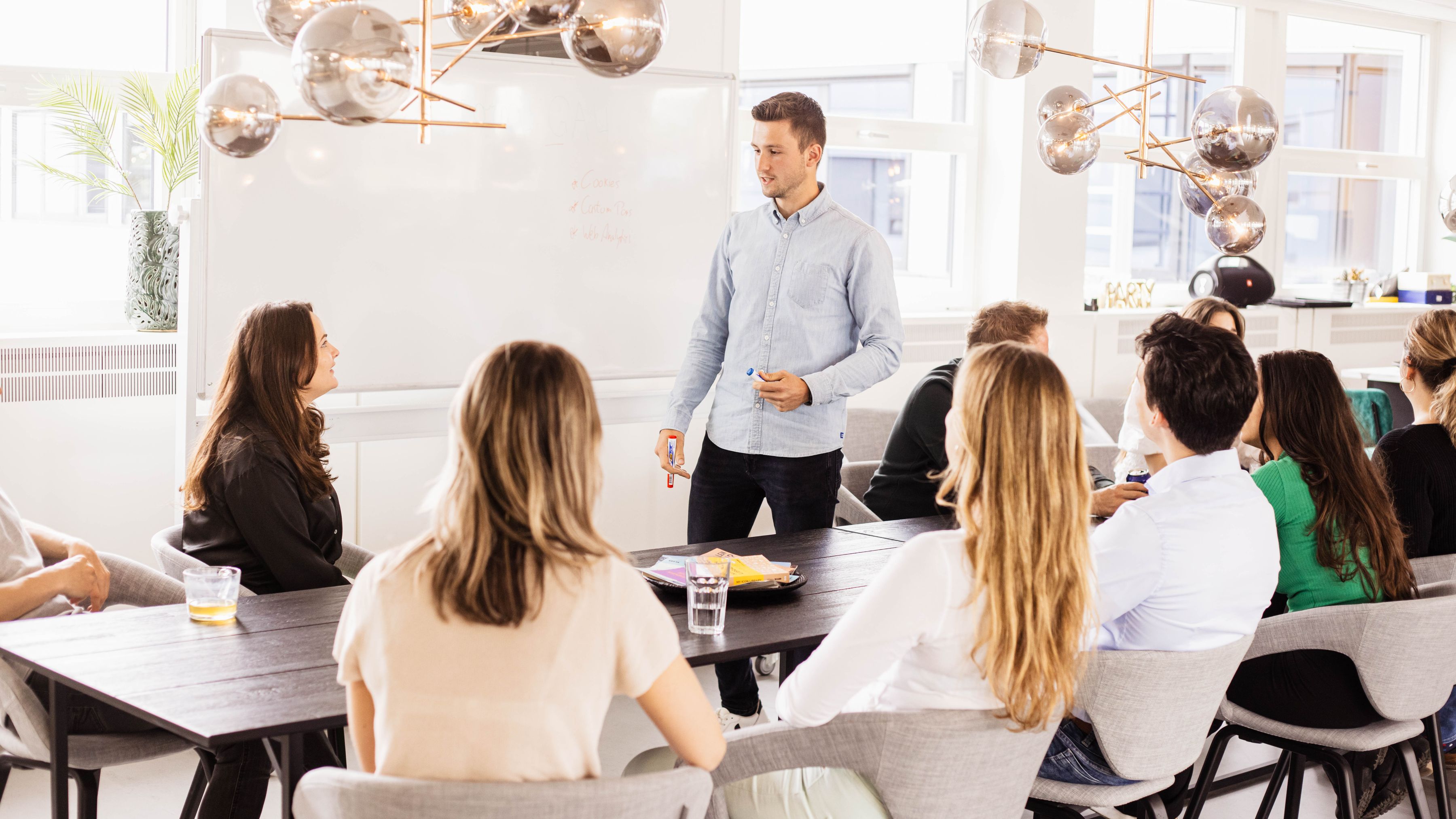 collega's in gesprek